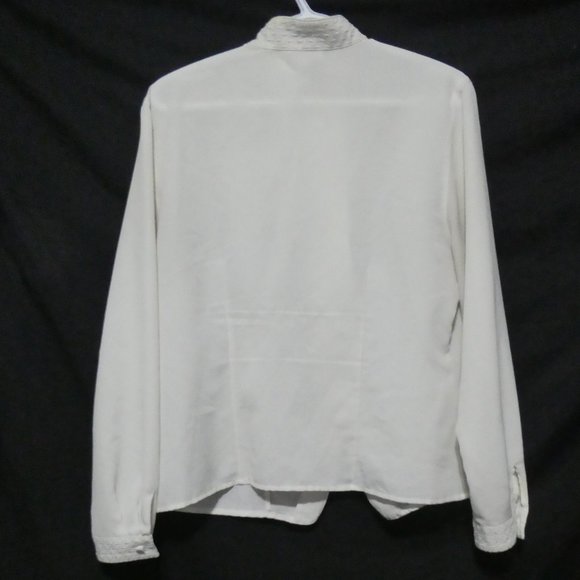 SUSAN HUTTON | size 12 | Elegant White Blouse with Embroidered Detailing - Picture 2 of 16